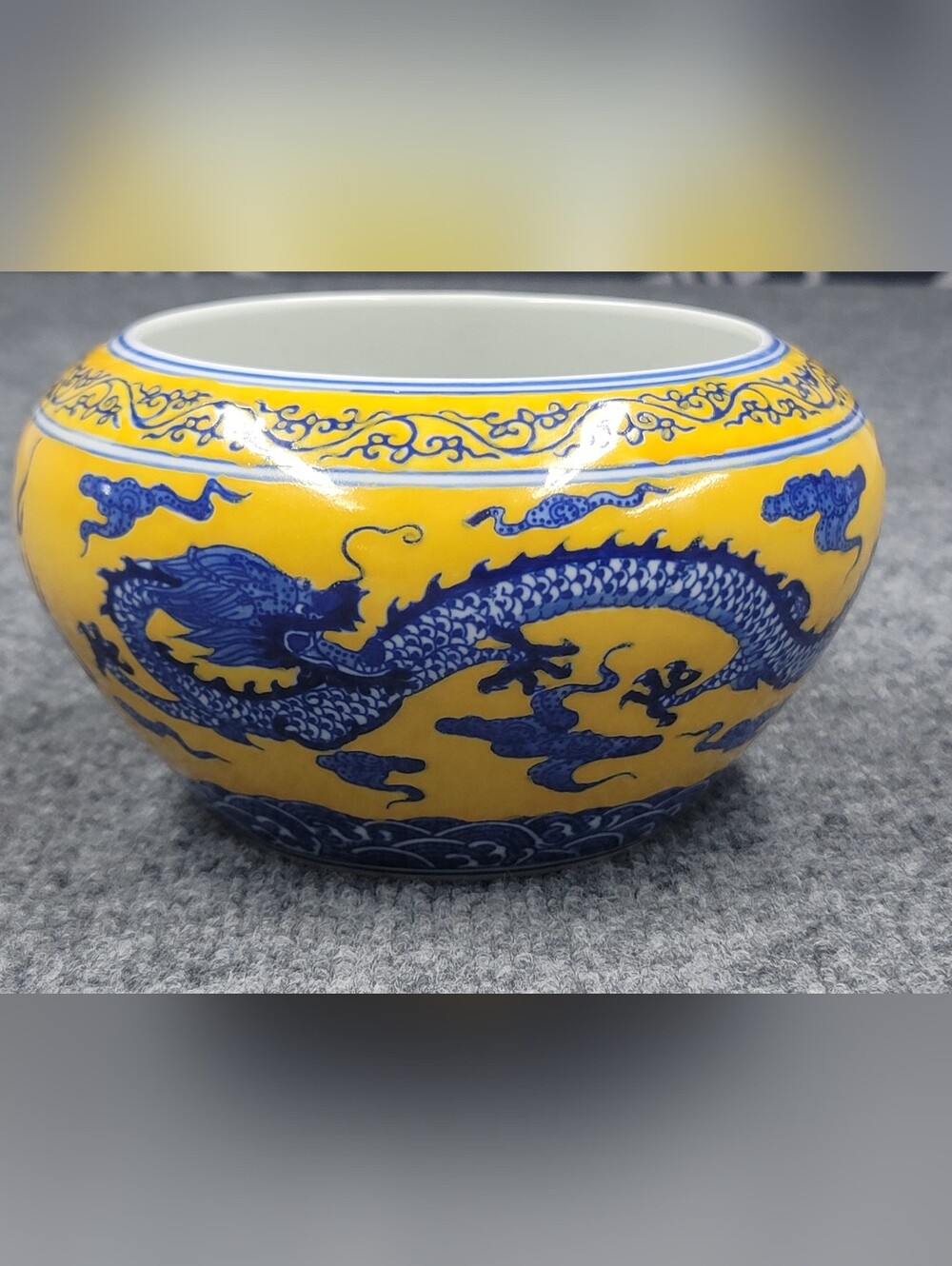 Beautiful Chinese Jingdezhen Zhi Yellow & Blue Porcelain Dragons Bowl